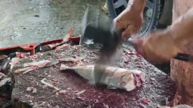 Usta bir aşçı dışarıda Tayland mutfağını tutkuyla pişiriyor.. 