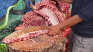 Usta bir aşçı dışarıda Tayland mutfağını tutkuyla pişiriyor.. 