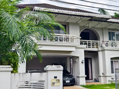 Tayland 'daki şehir binalarının pencere, kapı ve balkonlarının detaylı görüntüsü