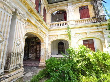 Tayland 'daki şehir binalarının pencere, kapı ve balkonlarının detaylı görüntüsü
