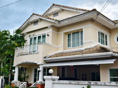 Tayland 'daki şehir binalarının pencere, kapı ve balkonlarının detaylı görüntüsü