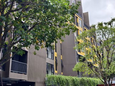 Tayland 'daki şehir binalarının pencere, kapı ve balkonlarının detaylı görüntüsü