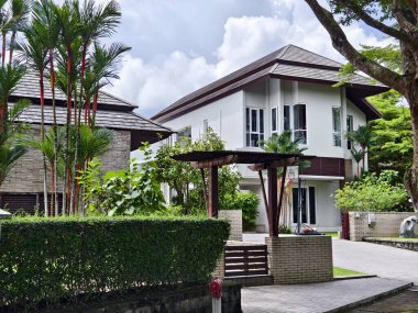 Tayland 'daki şehir binalarının pencere, kapı ve balkonlarının detaylı görüntüsü