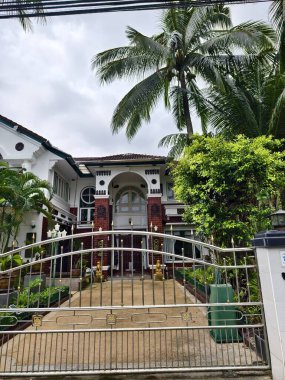 Tayland 'daki şehir binalarının pencere, kapı ve balkonlarının detaylı görüntüsü