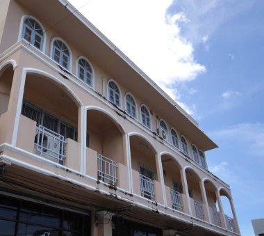 Tayland 'daki şehir binalarının pencere, kapı ve balkonlarının detaylı görüntüsü