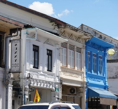 Tayland 'daki şehir binalarının pencere, kapı ve balkonlarının detaylı görüntüsü