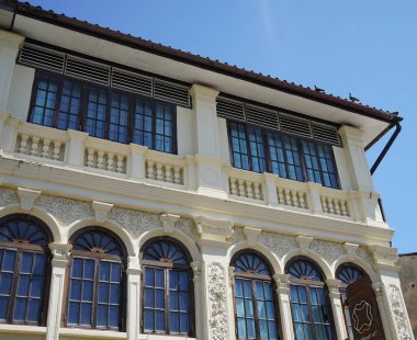 Tayland 'daki şehir binalarının pencere, kapı ve balkonlarının detaylı görüntüsü