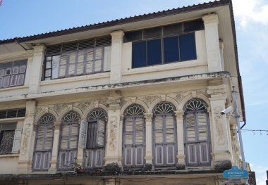 Tayland 'daki şehir binalarının pencere, kapı ve balkonlarının detaylı görüntüsü