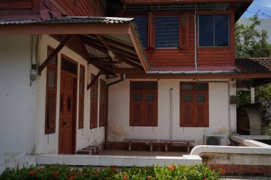 Tayland 'daki şehir binalarının pencere, kapı ve balkonlarının detaylı görüntüsü