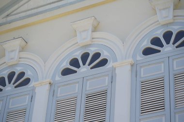 Tayland 'daki şehir binalarının pencere, kapı ve balkonlarının detaylı görüntüsü