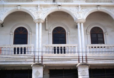 Tayland 'daki şehir binalarının pencere, kapı ve balkonlarının detaylı görüntüsü
