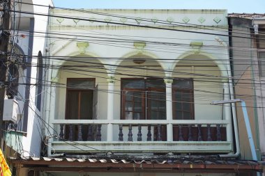Tayland 'daki şehir binalarının pencere, kapı ve balkonlarının detaylı görüntüsü