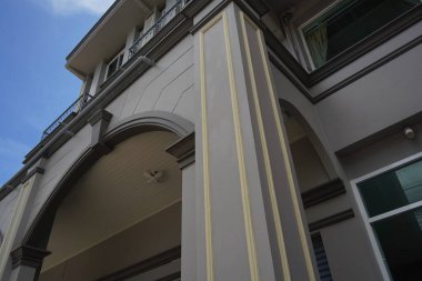 Tayland 'daki şehir binalarının pencere, kapı ve balkonlarının detaylı görüntüsü