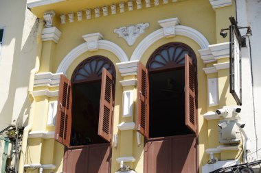 Tayland 'daki şehir binalarının pencere, kapı ve balkonlarının detaylı görüntüsü