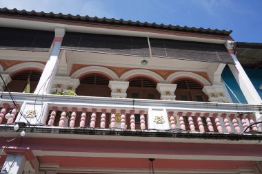 Tayland 'daki şehir binalarının pencere, kapı ve balkonlarının detaylı görüntüsü