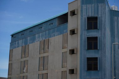 Tayland 'daki şehir binalarının pencere, kapı ve balkonlarının detaylı görüntüsü