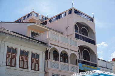 Tayland 'daki şehir binalarının pencere, kapı ve balkonlarının detaylı görüntüsü