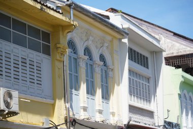 Tayland 'daki şehir binalarının pencere, kapı ve balkonlarının detaylı görüntüsü