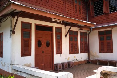 Tayland 'daki şehir binalarının pencere, kapı ve balkonlarının detaylı görüntüsü