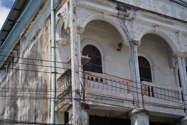 Tayland 'daki şehir binalarının pencere, kapı ve balkonlarının detaylı görüntüsü