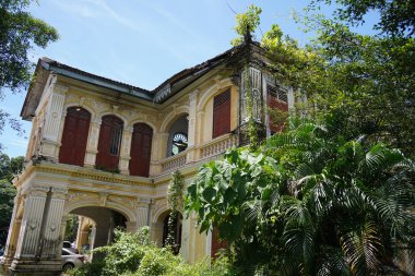 Tayland 'daki şehir binalarının pencere, kapı ve balkonlarının detaylı görüntüsü