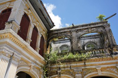 Tayland 'daki şehir binalarının pencere, kapı ve balkonlarının detaylı görüntüsü