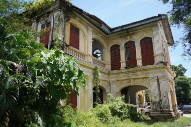 Tayland 'daki şehir binalarının pencere, kapı ve balkonlarının detaylı görüntüsü