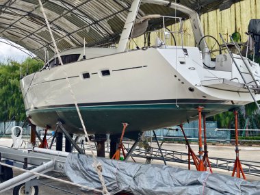 Bir tekne, temel bakım, hazırlık ve aletler için kapaklı bir yapının altında dikkatlice kaldırılır.