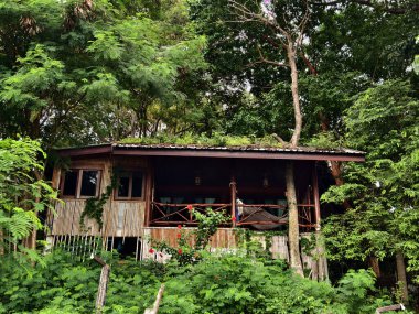 Çok güzel bir sahil evi. Canlı, gür yeşillikler ve göz kamaştırıcı bir gökyüzü manzarası ile harika bir şekilde kucaklanıyor.
