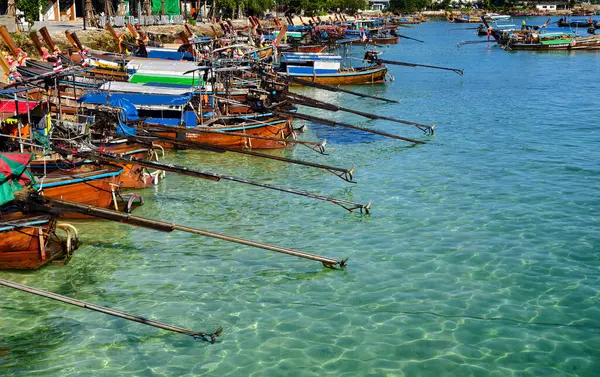 Canlı, pitoresk bir plaj sahnesi Renkli tekneler ve güneşli kumlu bir kıyı şeridi