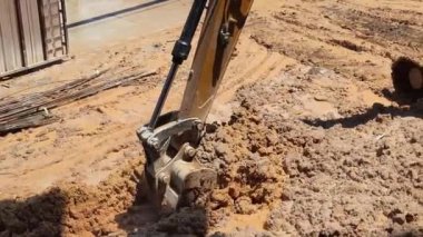 Bir buldozer tarafından önemli bir toprak yığını çıkarılıyor..