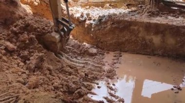 Bir buldozer tarafından önemli bir toprak yığını çıkarılıyor..