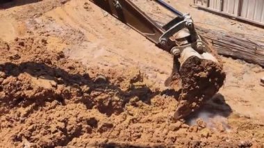 Bir buldozer tarafından önemli bir toprak yığını çıkarılıyor..