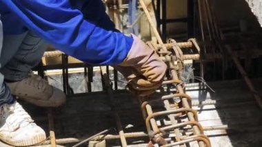 Bir grup inşaatçı metal bir yapı inşa etmekle meşgul..