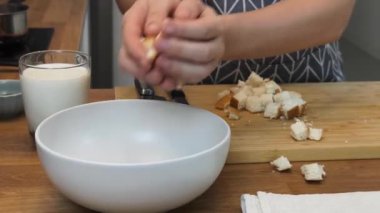 Genç bir kadın, modern mutfakta çiğ eti hamburgerlere hazırlıyor. 