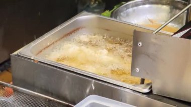 Usta bir aşçı dışarıda Tayland mutfağını tutkuyla pişiriyor.. 