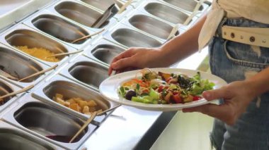 Bir kadın, modern bir kafe ortamında hoş bir yemeğin tadını çıkarıyor.