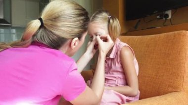 Neşeli bir anne ve kız birlikte tırnak sanatı yapıyor. 