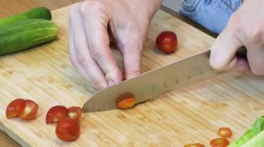 Çağdaş mutfakta Chiken Shawarma 'yı hazırlayan genç bir kadın.