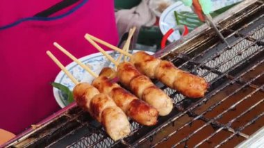 Usta bir aşçı dışarıda Tayland mutfağını tutkuyla pişiriyor.. 