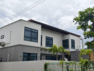 Tayland 'daki şehir binalarının pencere, kapı ve balkonlarının detaylı görüntüsü