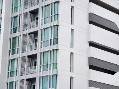 Tayland 'daki şehir binalarının pencere, kapı ve balkonlarının detaylı görüntüsü