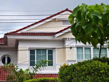 Tayland 'daki şehir binalarının pencere, kapı ve balkonlarının detaylı görüntüsü