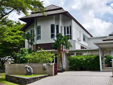 Tayland 'daki şehir binalarının pencere, kapı ve balkonlarının detaylı görüntüsü