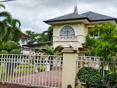 Tayland 'daki şehir binalarının pencere, kapı ve balkonlarının detaylı görüntüsü
