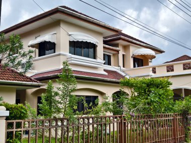 Tayland 'daki şehir binalarının pencere, kapı ve balkonlarının detaylı görüntüsü