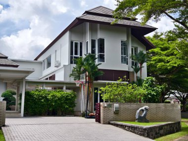 Tayland 'daki şehir binalarının pencere, kapı ve balkonlarının detaylı görüntüsü