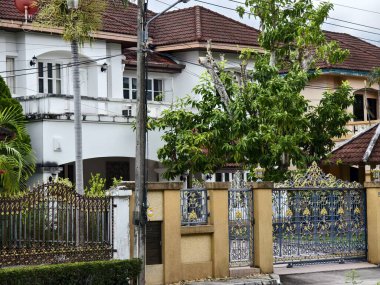 Tayland 'daki şehir binalarının pencere, kapı ve balkonlarının detaylı görüntüsü