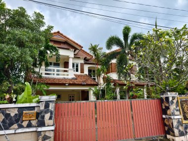 Tayland 'daki şehir binalarının pencere, kapı ve balkonlarının detaylı görüntüsü