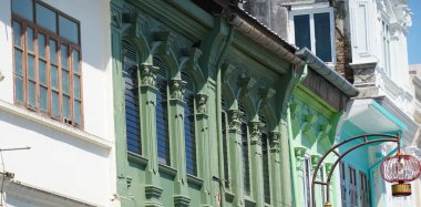 Tayland 'daki şehir binalarının pencere, kapı ve balkonlarının detaylı görüntüsü